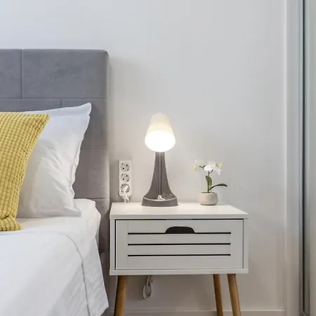Studio B Apartment Split